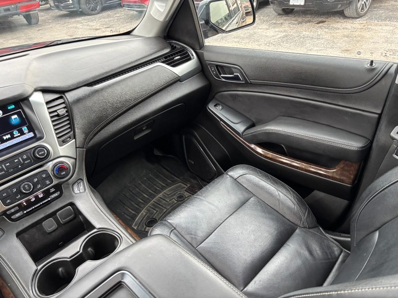 Chevrolet Suburban Vehicle Full-screen Gallery Image 14