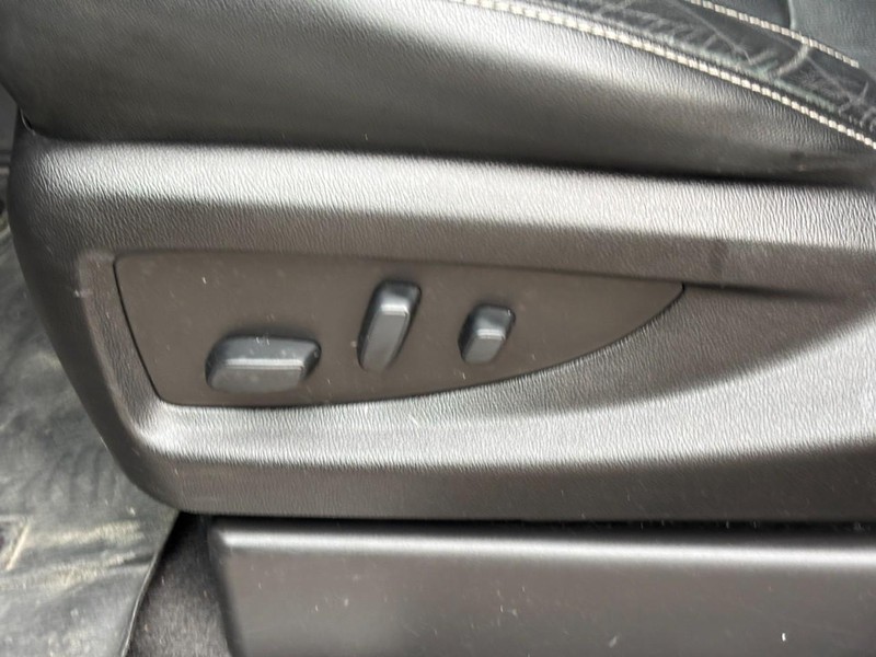 Chevrolet Suburban Vehicle Full-screen Gallery Image 15