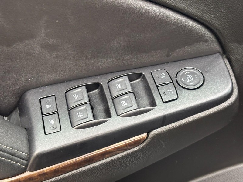 Chevrolet Suburban Vehicle Full-screen Gallery Image 16