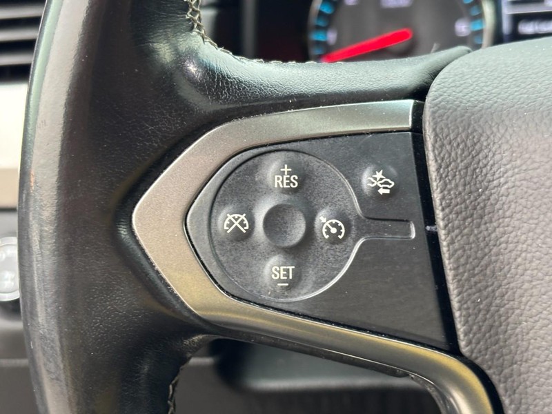 Chevrolet Suburban Vehicle Full-screen Gallery Image 17