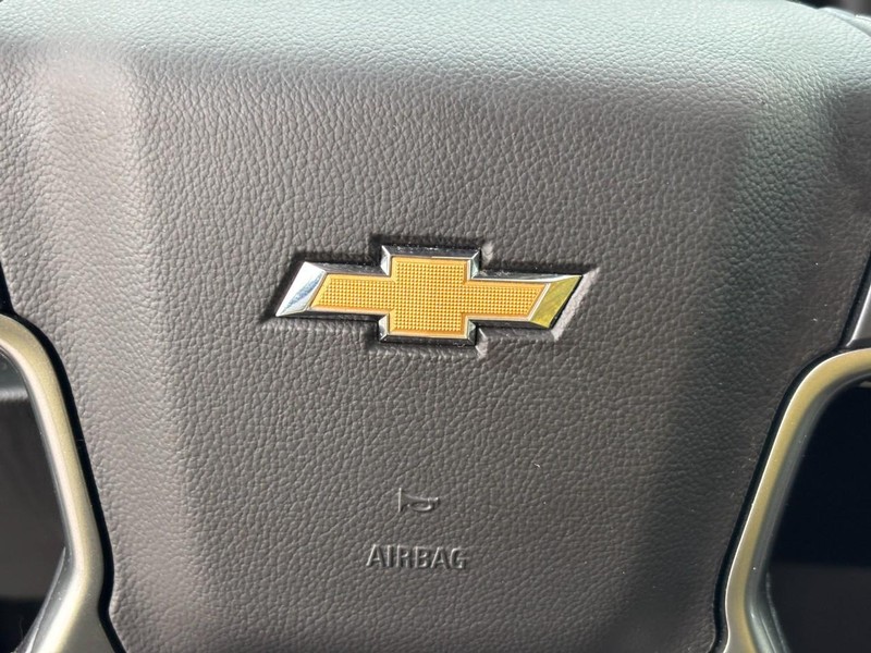 Chevrolet Suburban Vehicle Full-screen Gallery Image 18