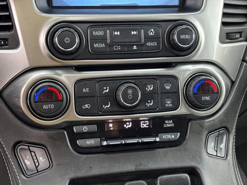 Chevrolet Suburban Vehicle Full-screen Gallery Image 23