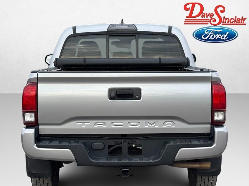 Toyota Tacoma Vehicle Full-screen Gallery Image 08