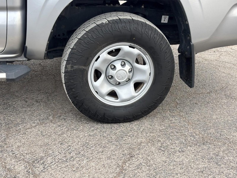 Toyota Tacoma Vehicle Full-screen Gallery Image 11