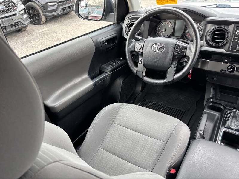 Toyota Tacoma Vehicle Full-screen Gallery Image 13