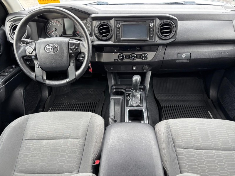 Toyota Tacoma Vehicle Full-screen Gallery Image 14