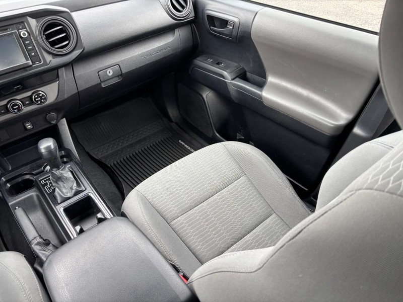 Toyota Tacoma Vehicle Full-screen Gallery Image 15