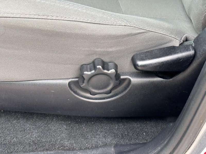 Toyota Tacoma Vehicle Full-screen Gallery Image 16