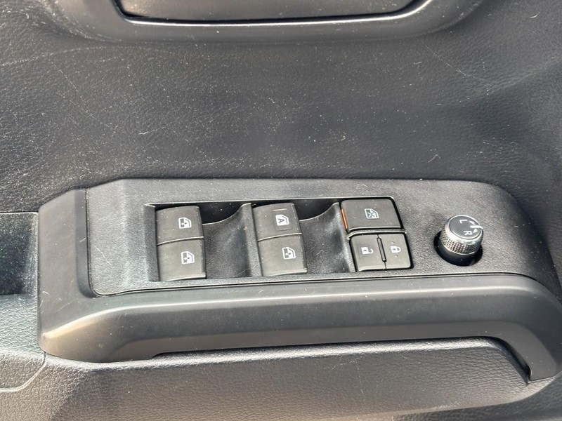 Toyota Tacoma Vehicle Full-screen Gallery Image 17