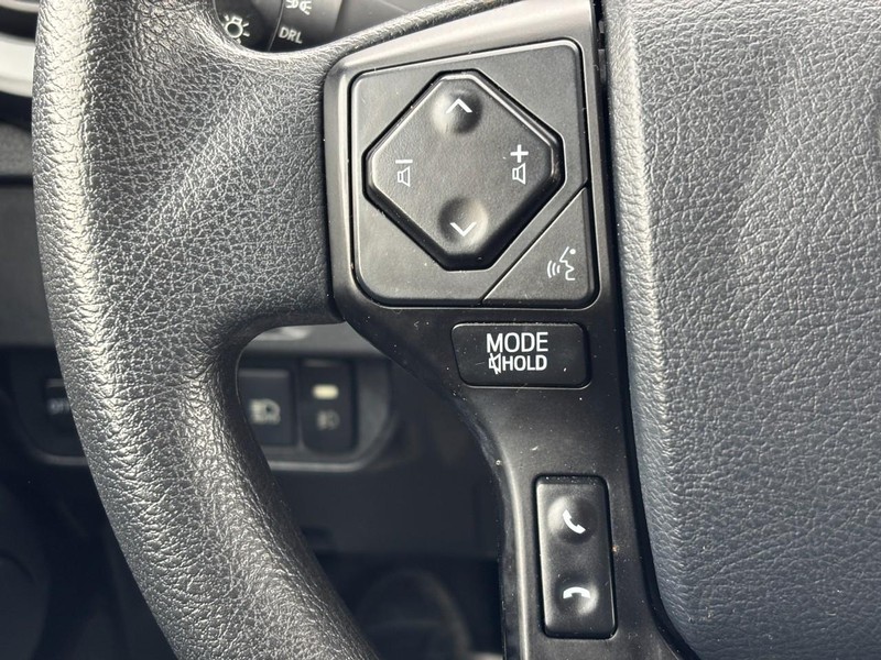 Toyota Tacoma Vehicle Full-screen Gallery Image 19