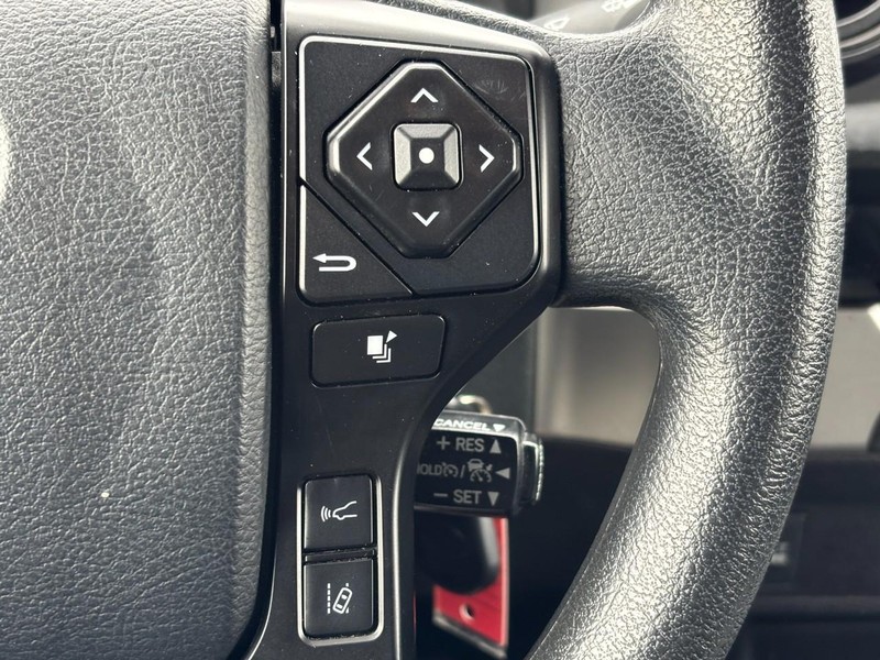 Toyota Tacoma Vehicle Full-screen Gallery Image 21