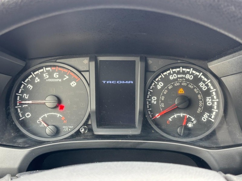 Toyota Tacoma Vehicle Full-screen Gallery Image 22