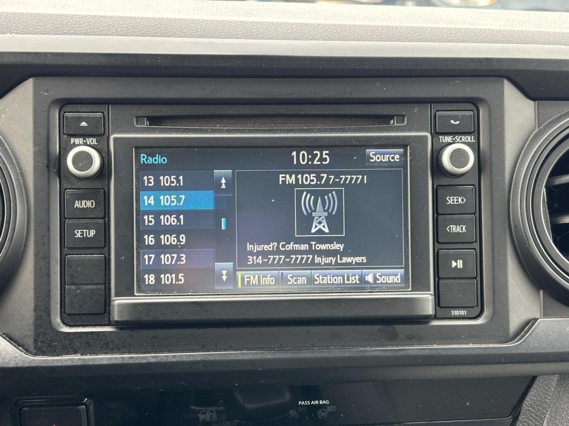 Toyota Tacoma Vehicle Full-screen Gallery Image 23