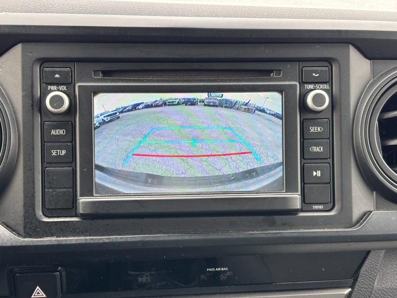 Toyota Tacoma Vehicle Full-screen Gallery Image 24