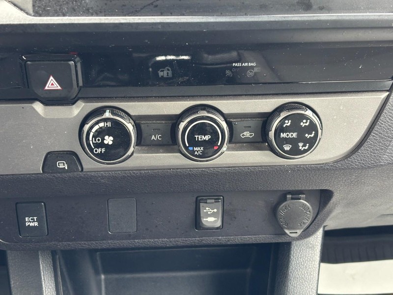 Toyota Tacoma Vehicle Full-screen Gallery Image 25