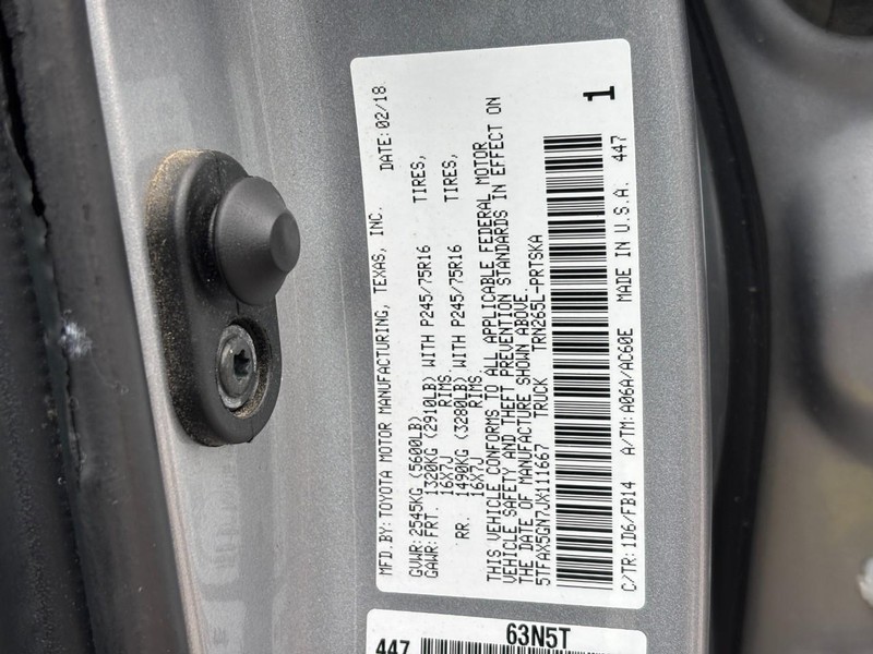 Toyota Tacoma Vehicle Full-screen Gallery Image 26