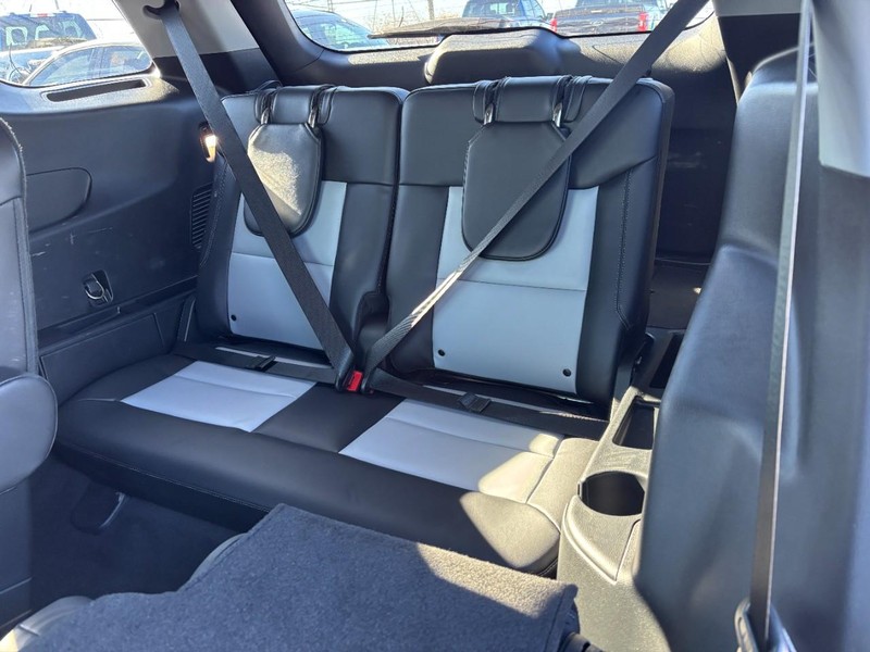 Ford Explorer Vehicle Full-screen Gallery Image 12