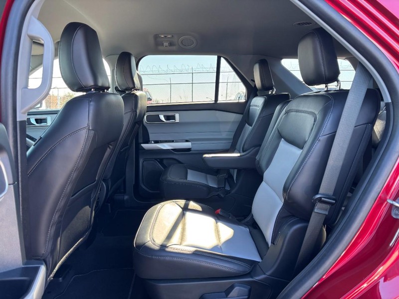Ford Explorer Vehicle Full-screen Gallery Image 13