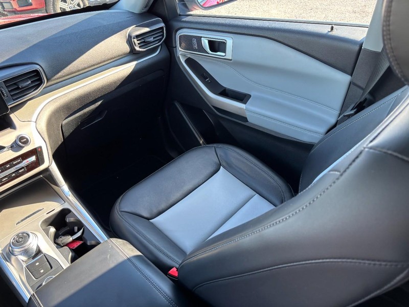 Ford Explorer Vehicle Full-screen Gallery Image 16