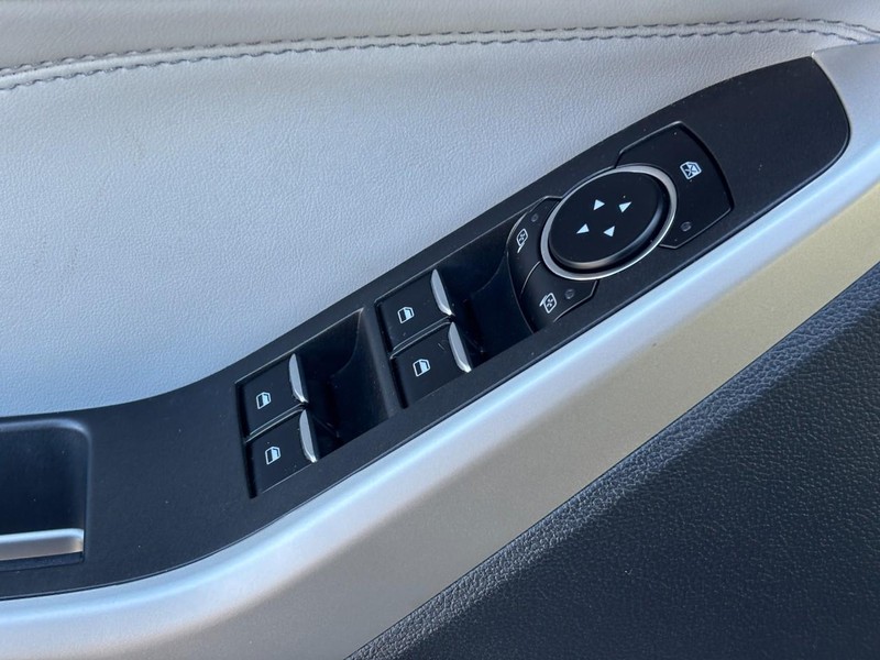 Ford Explorer Vehicle Full-screen Gallery Image 18