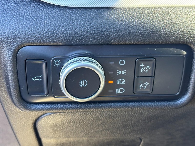 Ford Explorer Vehicle Full-screen Gallery Image 19