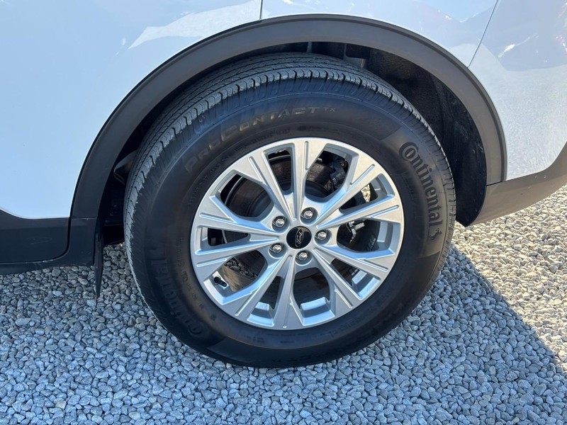 Ford Escape Vehicle Full-screen Gallery Image 11