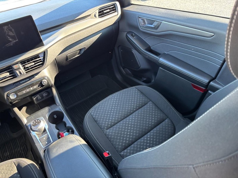 Ford Escape Vehicle Full-screen Gallery Image 15