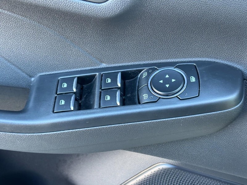 Ford Escape Vehicle Full-screen Gallery Image 17