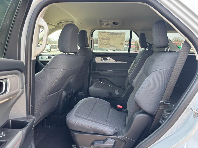 Ford Explorer Vehicle Image 13