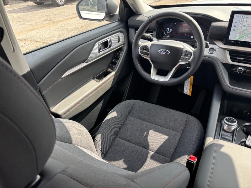 Ford Explorer Vehicle Image 14