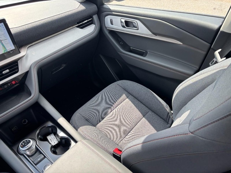 Ford Explorer Vehicle Image 16