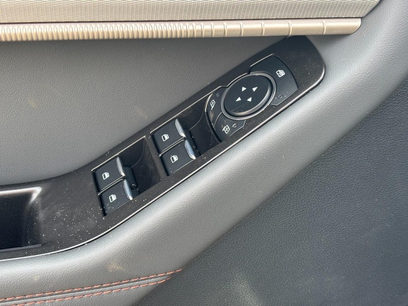 Ford Explorer Vehicle Image 18