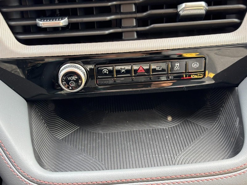 Ford Explorer Vehicle Image 24