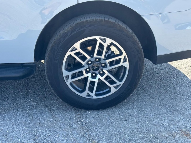 Ford Expedition Vehicle Full-screen Gallery Image 11