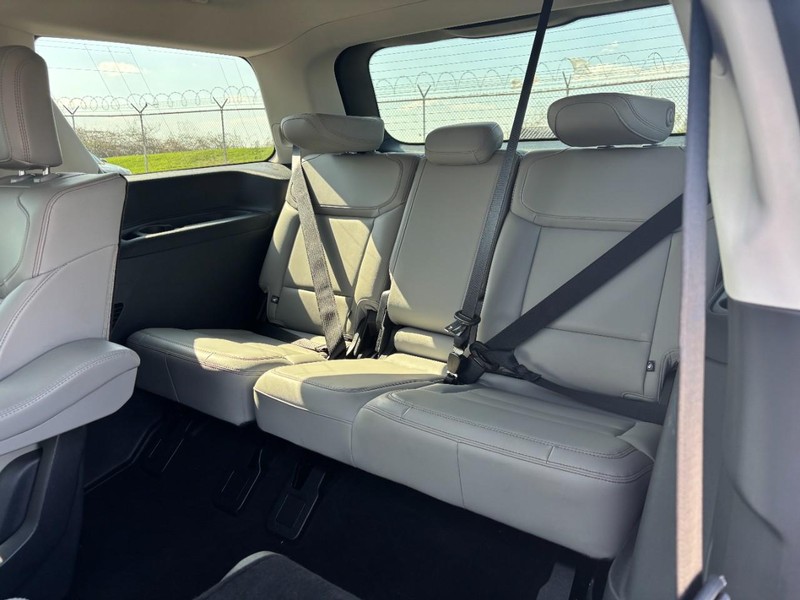 Ford Expedition Vehicle Full-screen Gallery Image 12