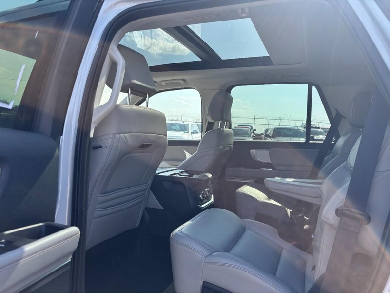 Ford Expedition Vehicle Full-screen Gallery Image 13