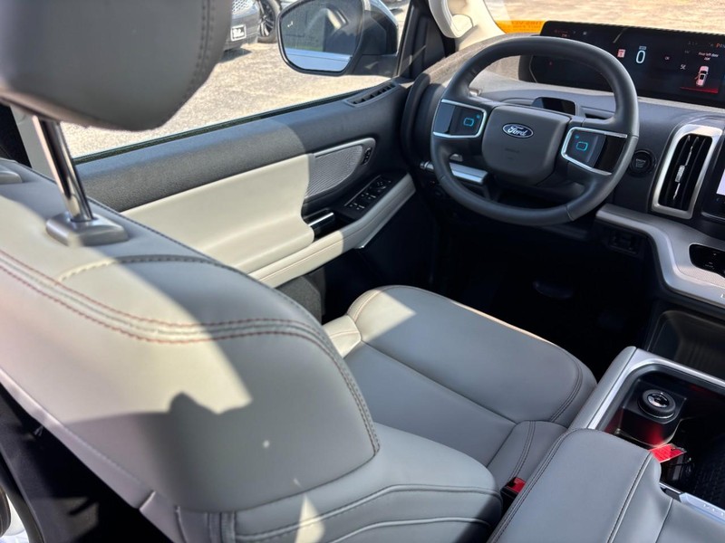 Ford Expedition Vehicle Full-screen Gallery Image 14