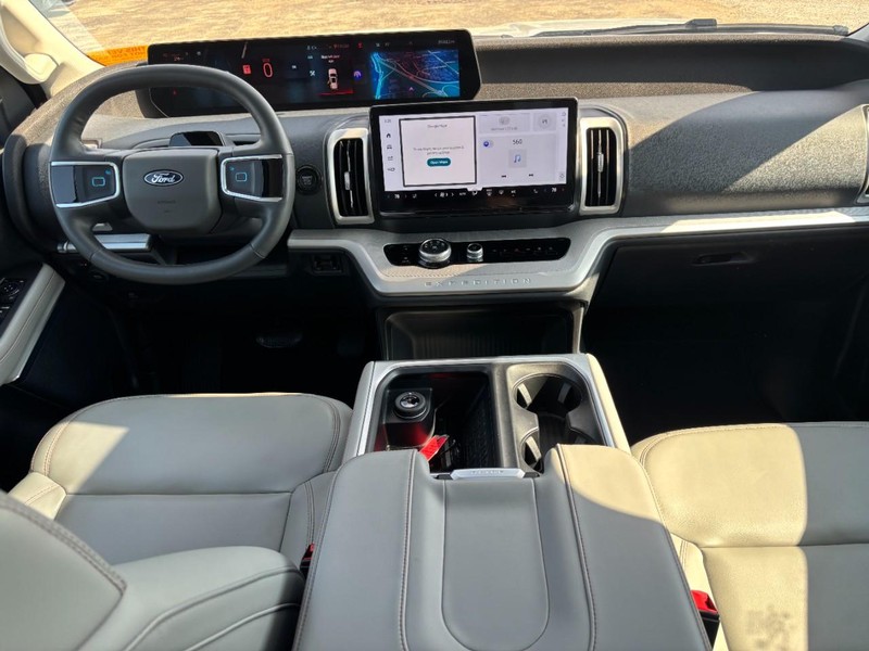 Ford Expedition Vehicle Full-screen Gallery Image 15