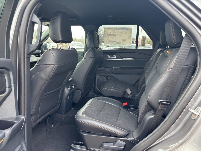 Ford Explorer Vehicle Image 13