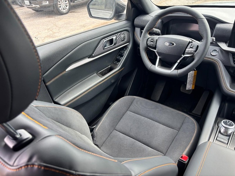 Ford Explorer Vehicle Image 14