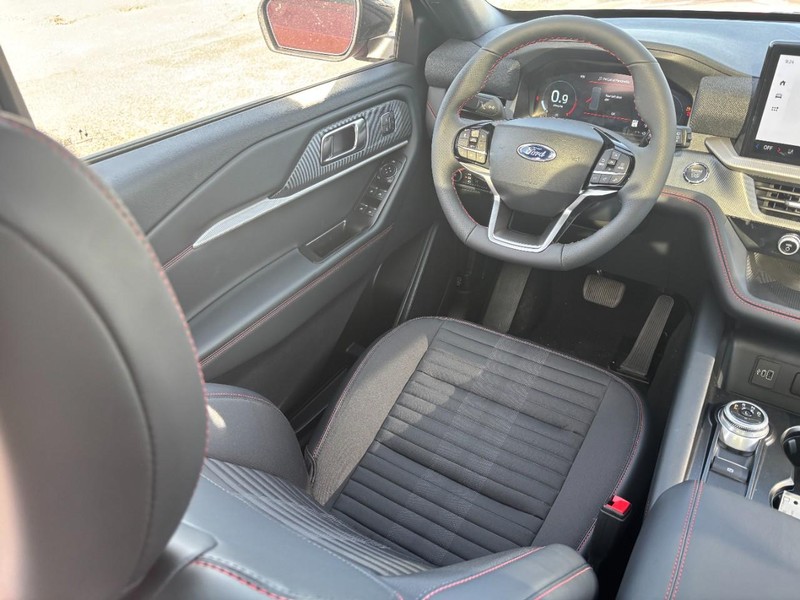 Ford Explorer Vehicle Full-screen Gallery Image 14