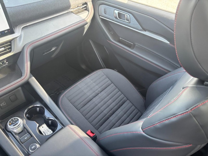 Ford Explorer Vehicle Full-screen Gallery Image 16