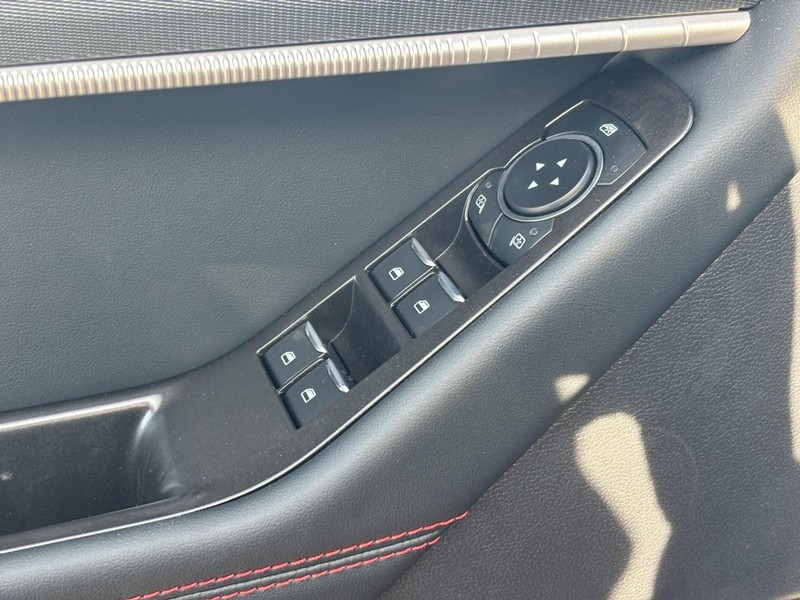 Ford Explorer Vehicle Full-screen Gallery Image 18