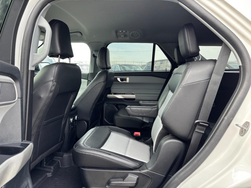 Ford Explorer Vehicle Full-screen Gallery Image 13
