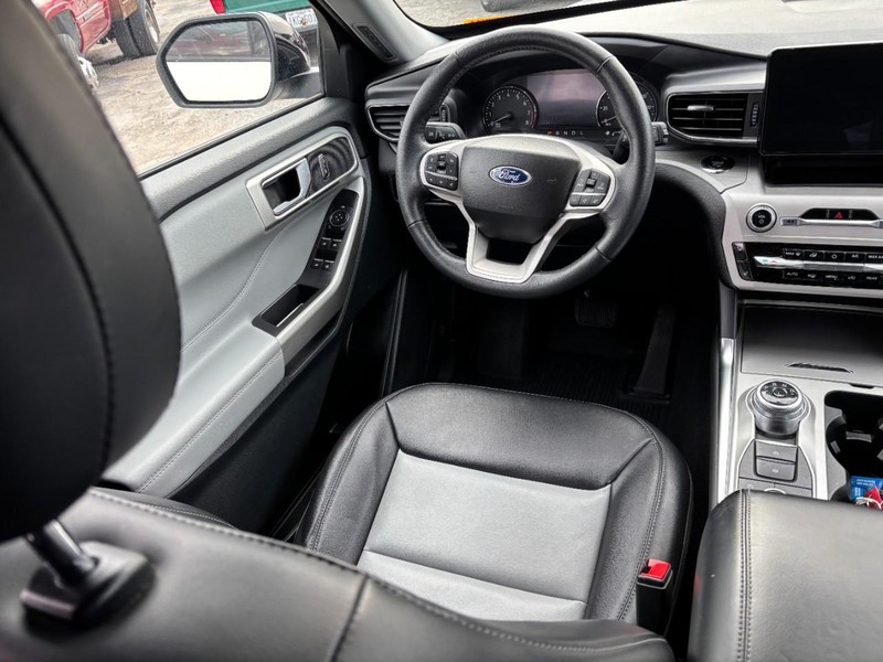 Ford Explorer Vehicle Full-screen Gallery Image 14