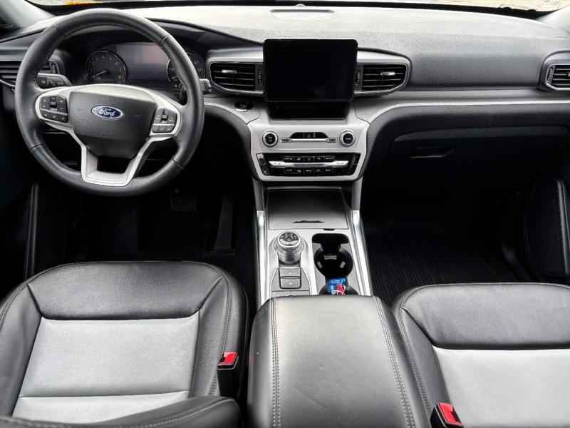 Ford Explorer Vehicle Full-screen Gallery Image 15