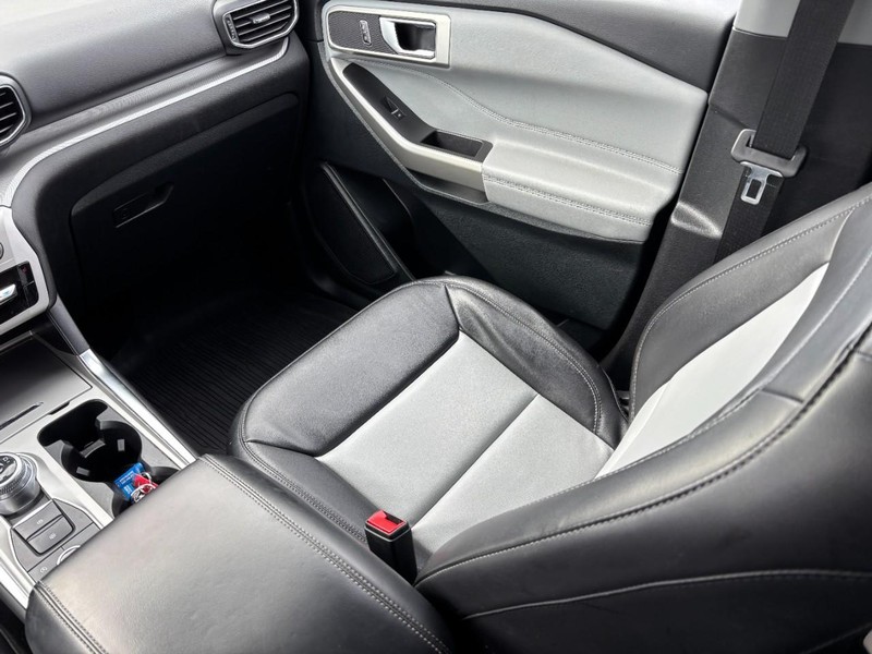 Ford Explorer Vehicle Full-screen Gallery Image 16