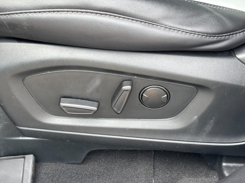 Ford Explorer Vehicle Full-screen Gallery Image 17