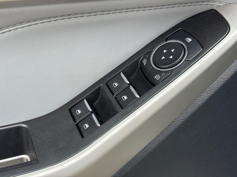 Ford Explorer Vehicle Full-screen Gallery Image 18