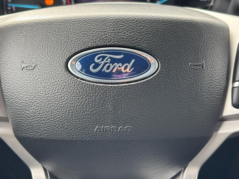 Ford Explorer Vehicle Full-screen Gallery Image 21